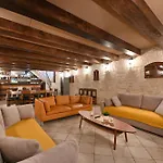 Authentic Stone House, بيت للعطل *