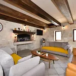 Authentic Stone House, زادار