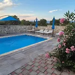 Authentic Stone House, بيت للعطل *