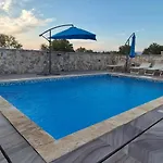 Authentic Stone House, Будинок відпочинку *