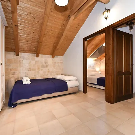Authentic Stone House, Nyaraló