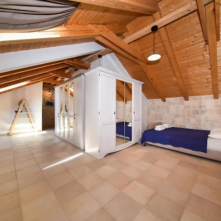 Authentic Stone House, Сasa de vacaciones *