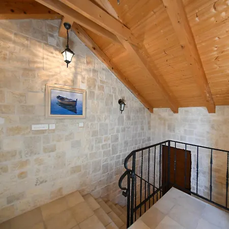 Authentic Stone House, Сasa de vacaciones *