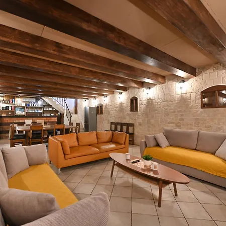 Authentic Stone House, Сasa de vacaciones *