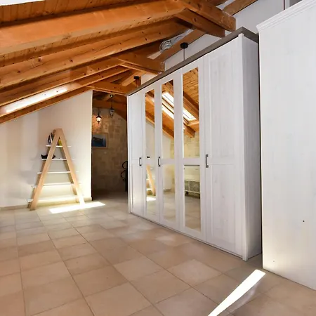 Authentic Stone House, Casa de Férias *